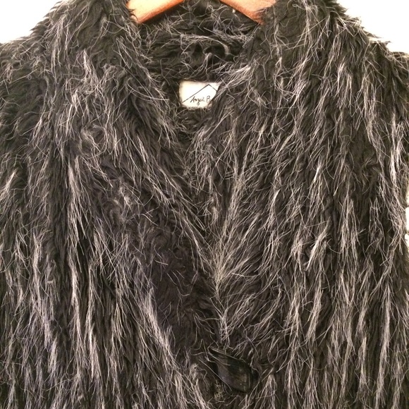 Angela Bucars collection, Montreal, L faux fur, fully lined vest - Picture 4 of 9